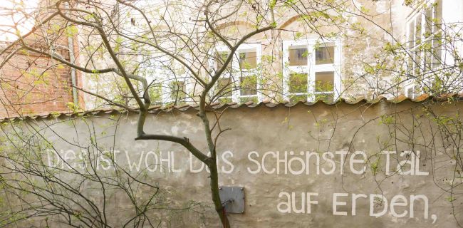 Innenhof Schriftzug