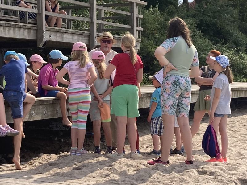 Experimente am Stand für große und kleine Kinder