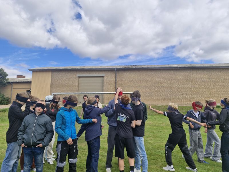 Teenager während einer kooperativen Teamübung mit verbundenen Augen