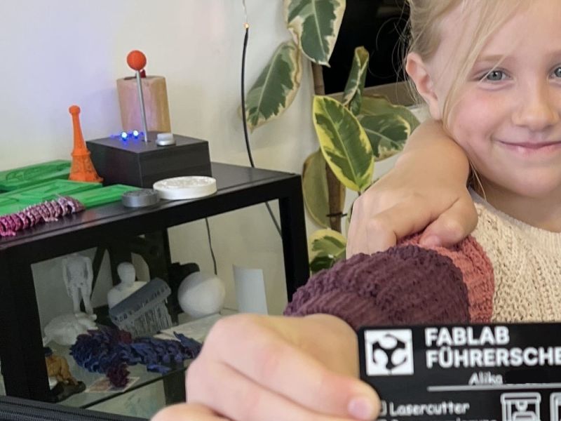 Alika und Mathilda mit ihrem FabLab Führerschein