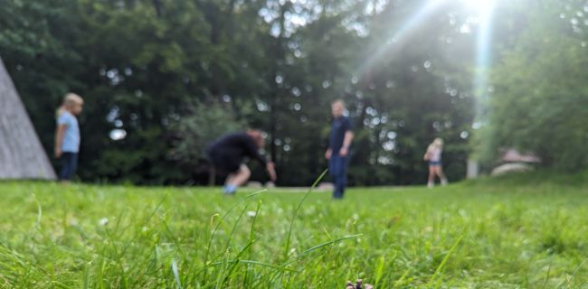 spielende Kinder im Hintergrund