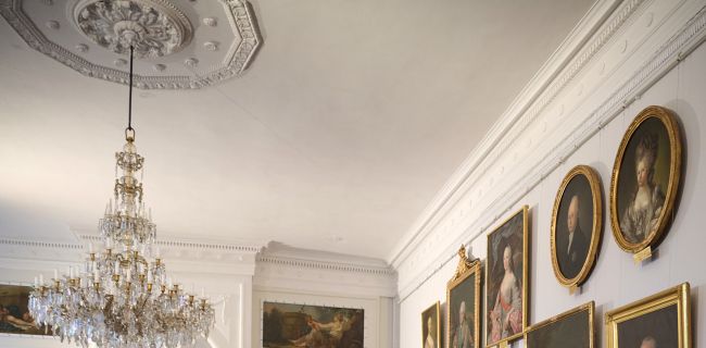Museumführerin mit Kindern