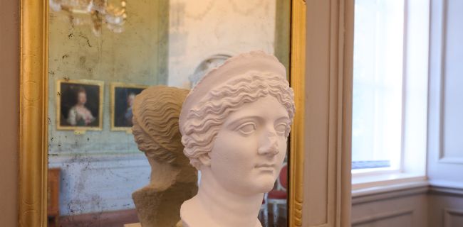 Abguss einer antiken Büste vor einem Spiegel im Schloss