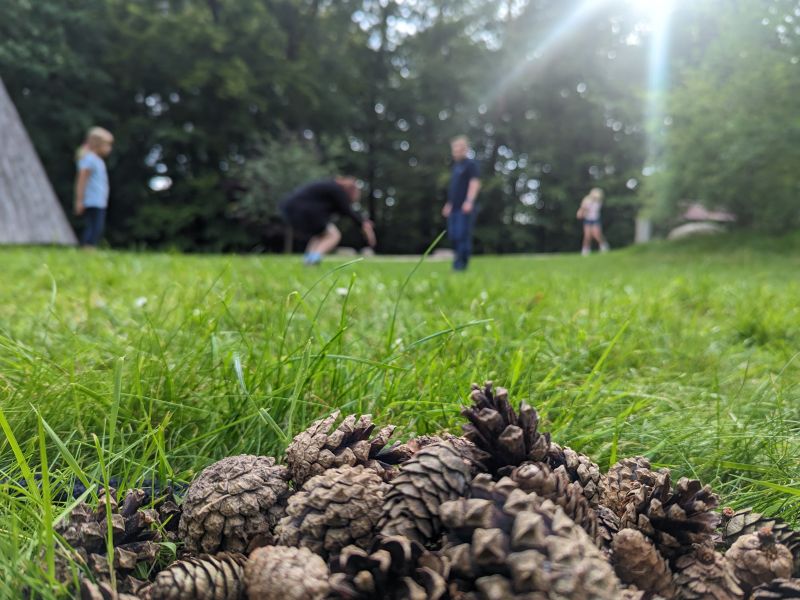 spielende Kinder im Hintergrund