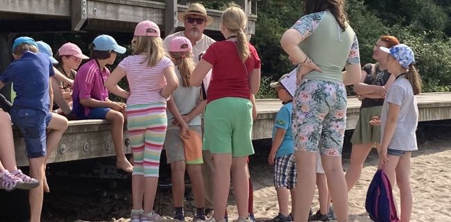Experimente am Stand für große und kleine Kinder