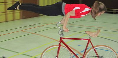 Sportlerin auf dem Hallenrad