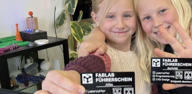 Alika und Mathilda mit ihrem FabLab Führerschein