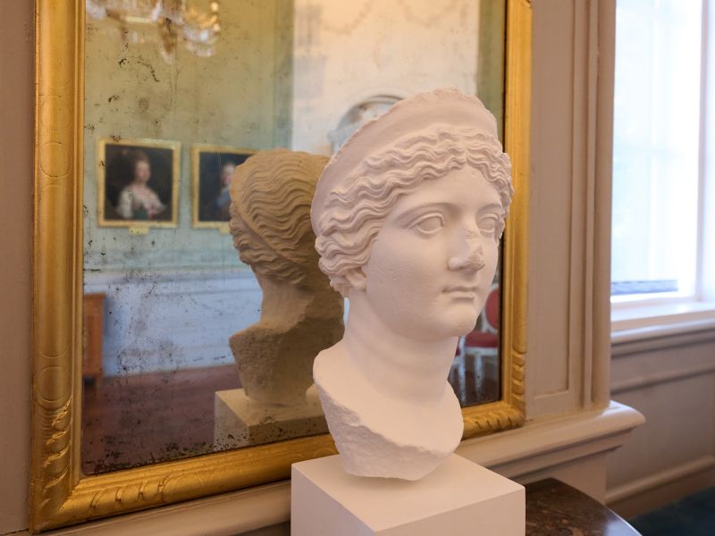 Abguss einer antiken Büste vor einem Spiegel im Schloss