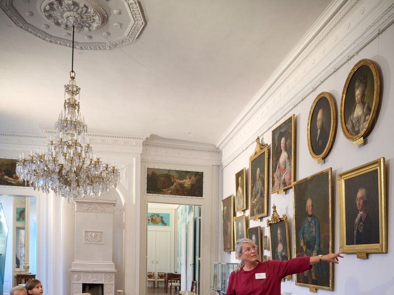 Museumführerin mit Kindern